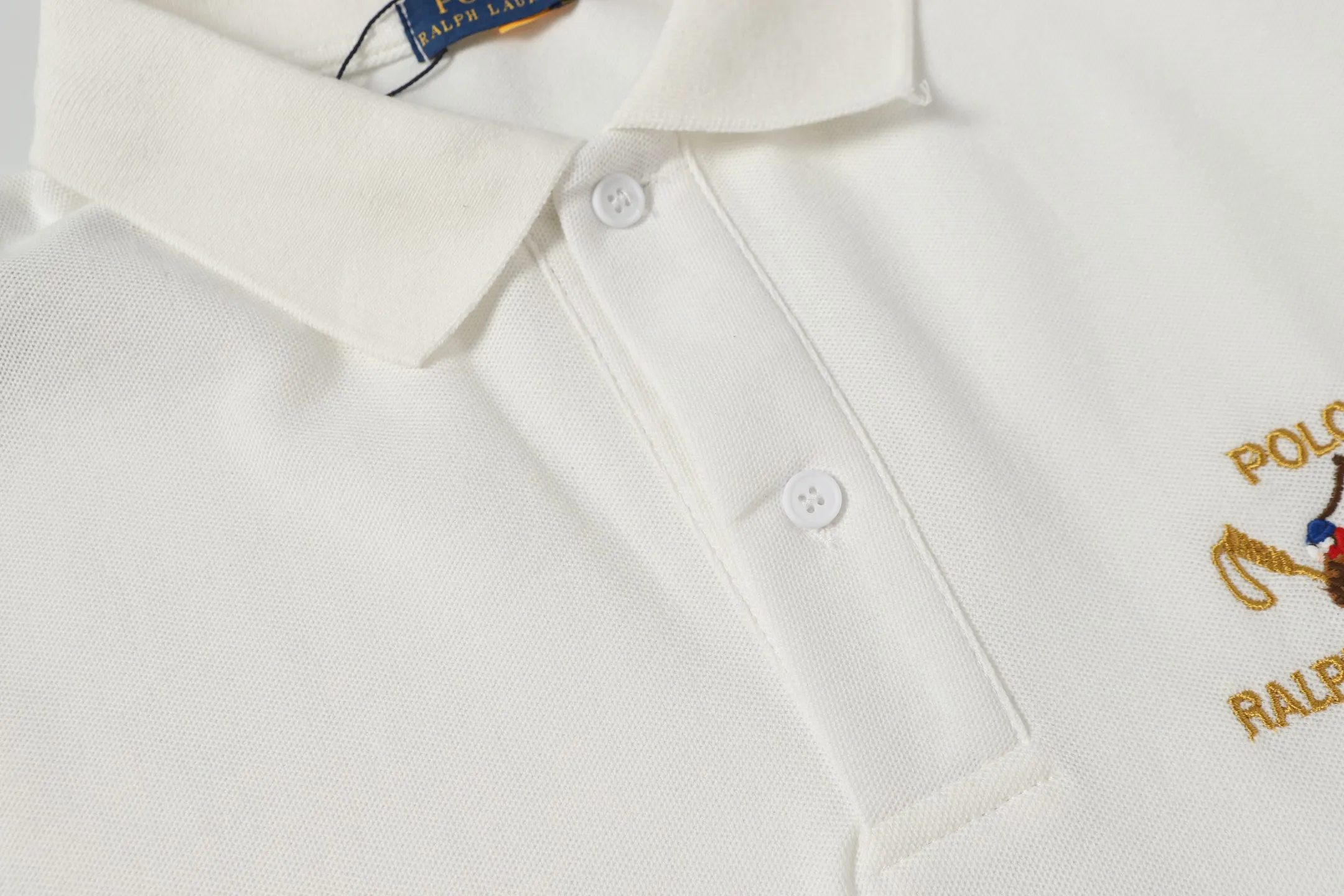 P156 Style number: A015 [Ralph Lauren classic letter logo embroidered Polo shirt] ✅250 grams of fine cotton pique fabric, custom-woven and dyed threads ✅Original stickers Scan the QR code to enter the official website ✅Large version, loose and stylish, can wear up to 210 pounds Color: black, white, navy, blue, sky blue, dark gray, floral gray Size: S-XL